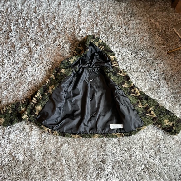NWT Camouflage Sherpa Hooded Jacket - Picture 2 of 4